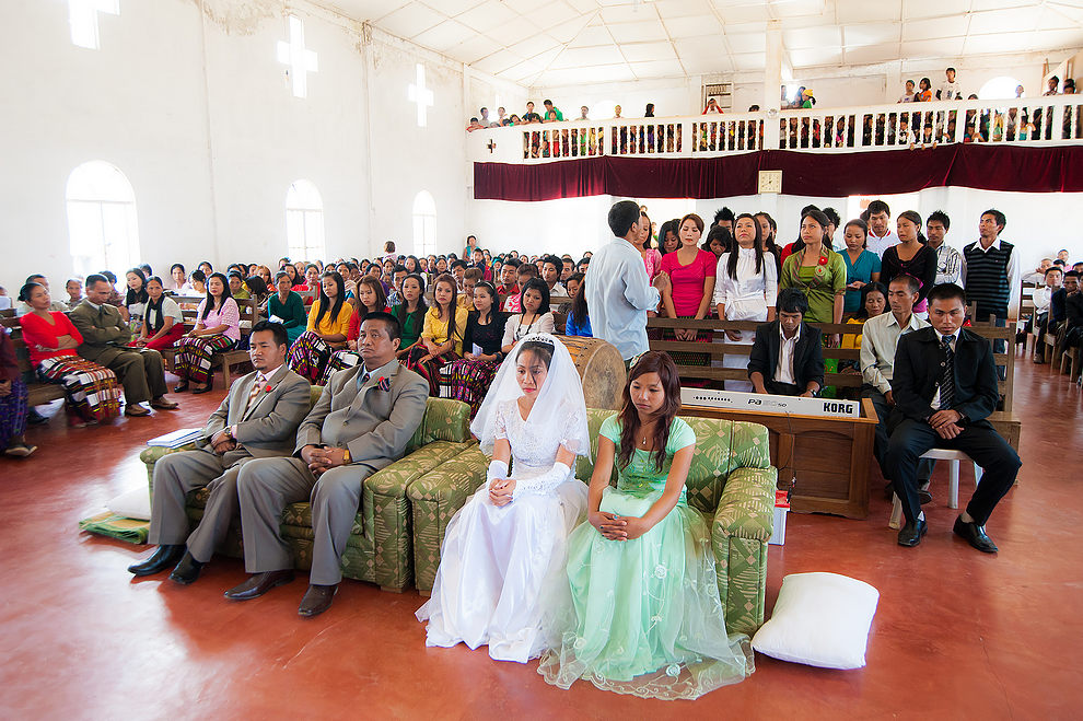 Młoda para i świadkowie w kościele (Ela weds Racheli czyli wesele w Maralandzie)